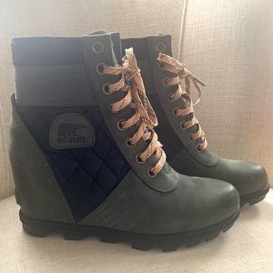 Sorel Black and Tan Quilted Wedges